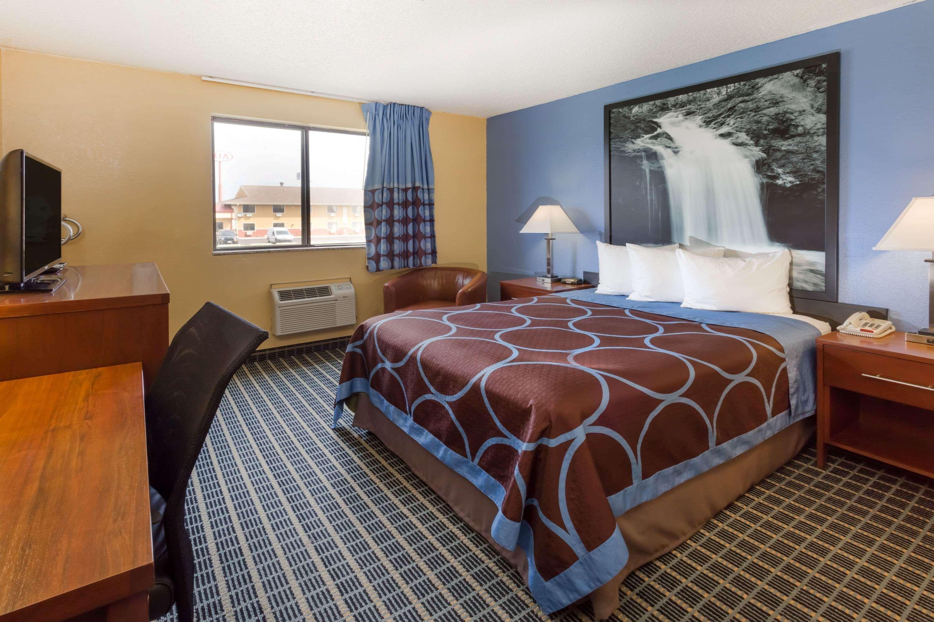 Super 8 by Wyndham Janesville Eksteriør billede