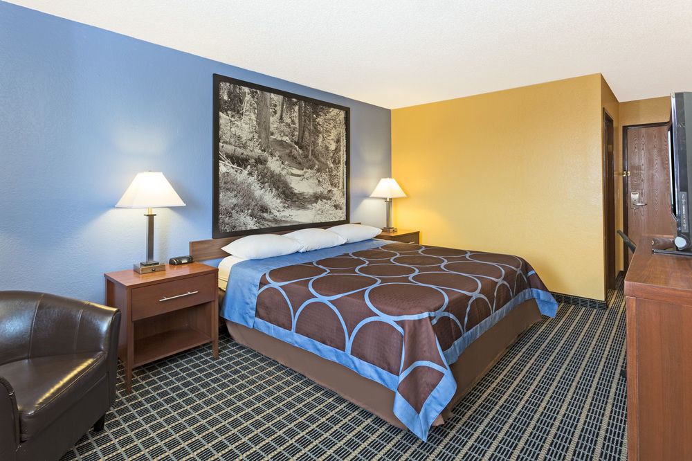 Super 8 by Wyndham Janesville Eksteriør billede